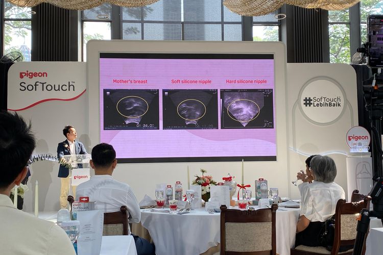 Pemaparan hasil riset oleh Daiki Kitazawa, Regional Sales Manager Pigeon dalam acara NEW SofTouch LAUNCH di Hutan Kota by Plataran, pada Selasa (17/9/2024)