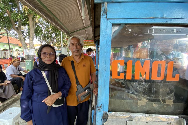 21 Tahun Jualan Cimol, Kisah Samsuri Antarkan 4 Anaknya Kuliah