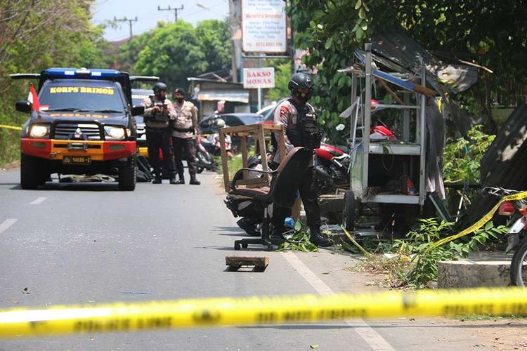 The National Police's bomb disposal team deploy to the scene after a suspected grenade explosion at a resident's house, Peunyerat Village, Bandar Raya District, Banda Aceh, Aceh, Monday (1/3/2021).