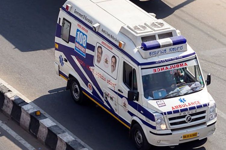 Bangalore, India - 1 Maret 2016: Ambulans 108 melaju di sebuah jalan di Bangalore selatan, India.