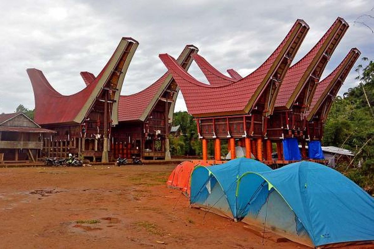 Bangunan Tongkonan Lempe yang halamannya dijadikan lokasi untuk melihat pemandangan yang diselimuti awan di bawahnya. 