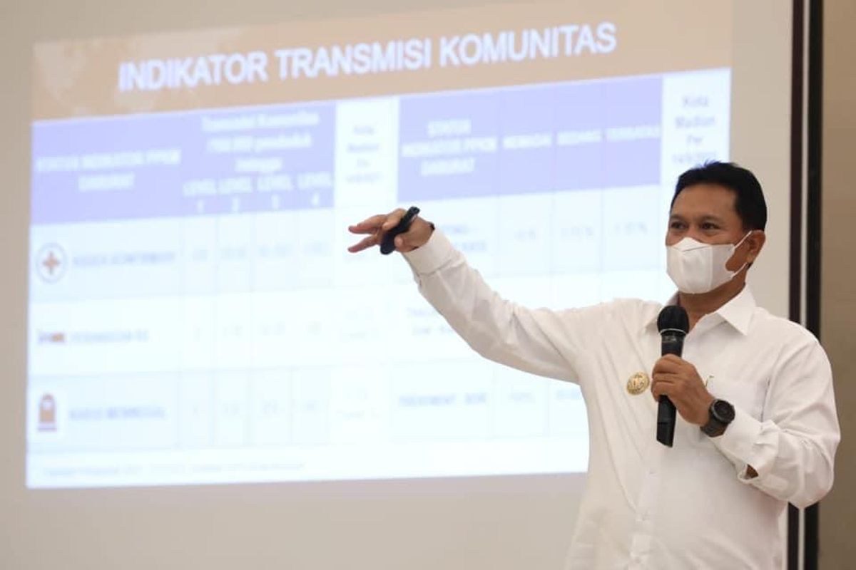 Wali Kota Madiun Maidi memberikan pembinaan kepada PKL guna mendongkrak ekonomi di wilayahnya.