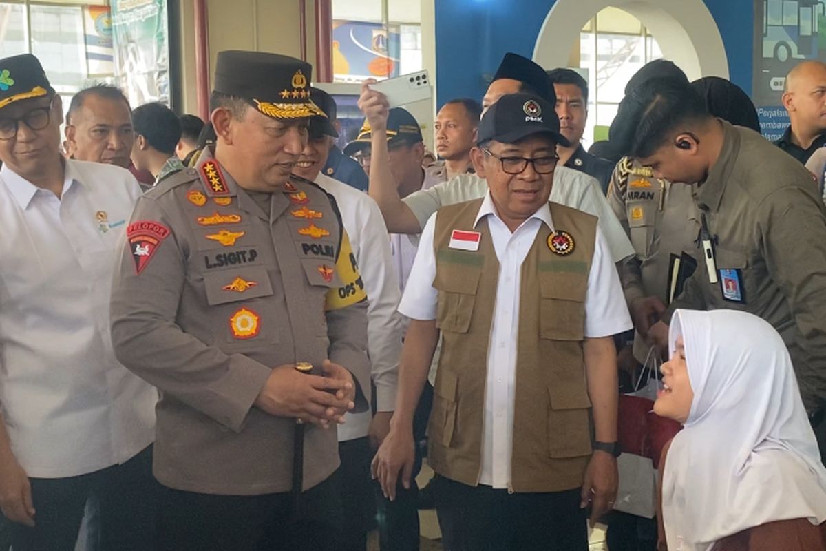 Cek Arus Mudik di Terminal Pulo Gebang, Kapolri Naik ke Bus dan ...