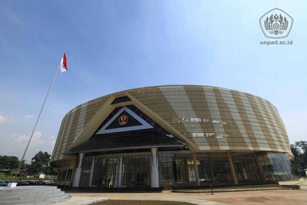 Gedung rektorat Universitas Padjadjaran (Unpad). Penerima KIP Kuliah (KIP-K) di Universitas Padjadjaran diduga salah sasaran karena tampak menyalahgunakan dana bantuan.