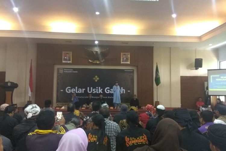 Guru besar sejarah Universitas Padjajaran, Prof Dr Nina Herlina menyampaikan pengalamannya meneliti Kerajaan Galuh saat acara Gelar Usik Galuh, Kamis (20/2/2020).