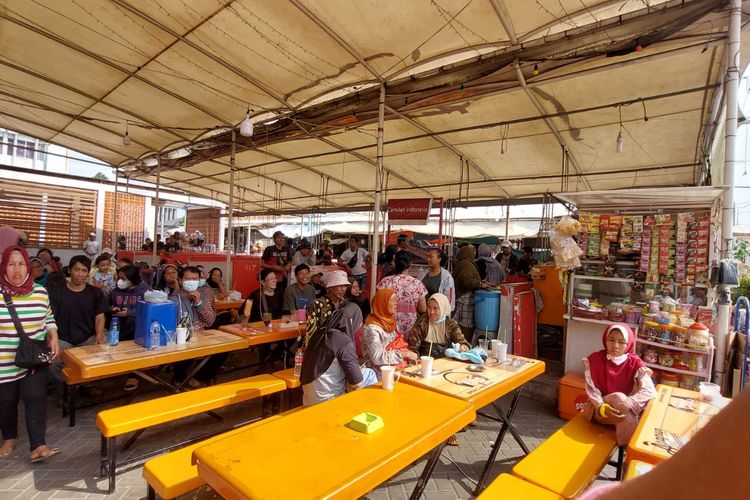 Para pengunjung meramaikan tempat relokasi pedagang kaki lima Kota Tua, Lokasi Binaan Kota Intan, di Jalan Cengkeh, Taman Sari, Jakarta Barat, Senin (11/9/2022). 