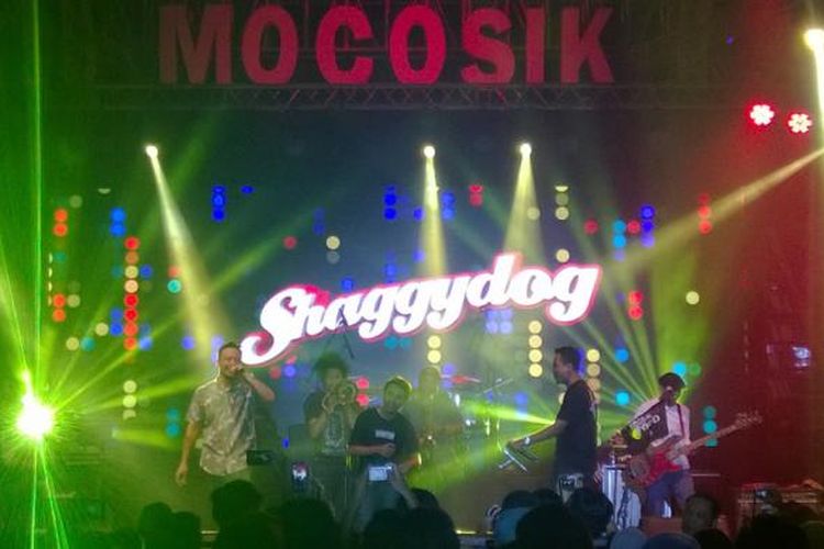 Shaggydog mengajak duo dangdut hiphop NDX A.K.A untuk tampil pada Mocosik Festival 2017 hari kedua di Jogja Expo Center, Yogyakarta, Senin (13/2/2017).