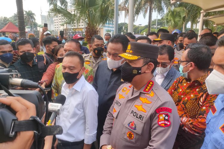 Kapolri Jenderal Listyo Sigit Prabowo dan Wakil Ketua DPR Sufmi Dasco Ahmad ditemui di Kompleks Parlemen Senayan, Jakarta usai menemui demonstran, Senin (11/4/2022).