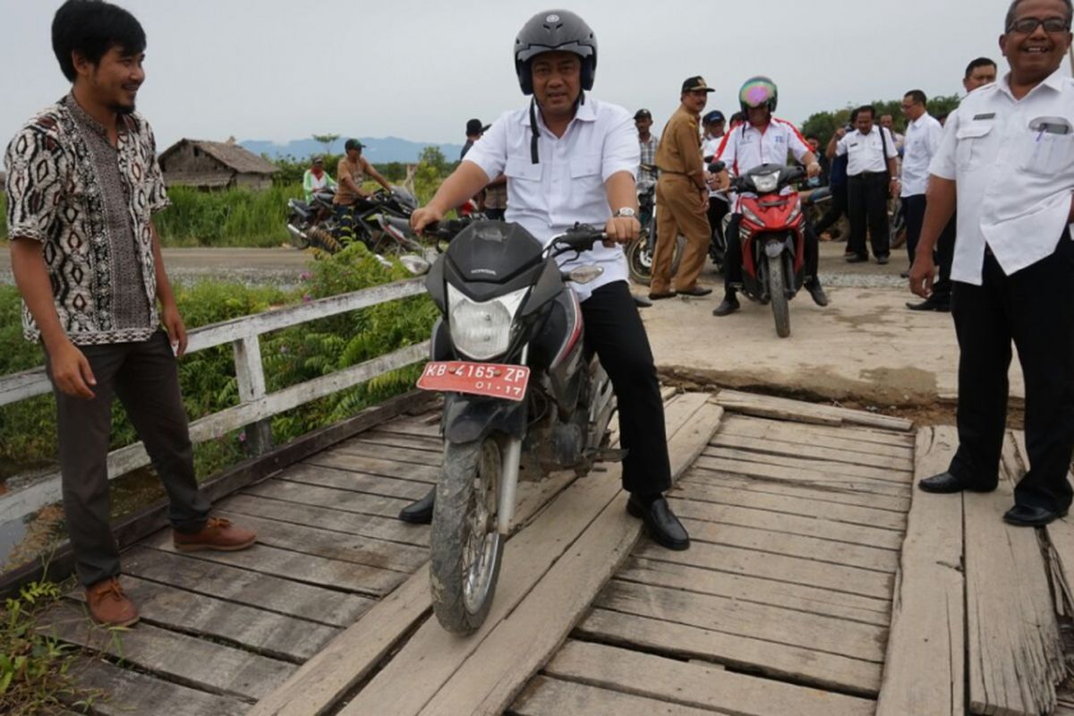 Wali Kota Semarang Hendrar Prihadi mengendarai motor untuk bertemu para transmigran di Kalimantan Barat, Rabu (27/9/2017). Perjalanan menggunakan motor sejauh puluhan kilometer itu karena medan yang dilalui sulit dan tidak bisa diakses dengan mobil. 