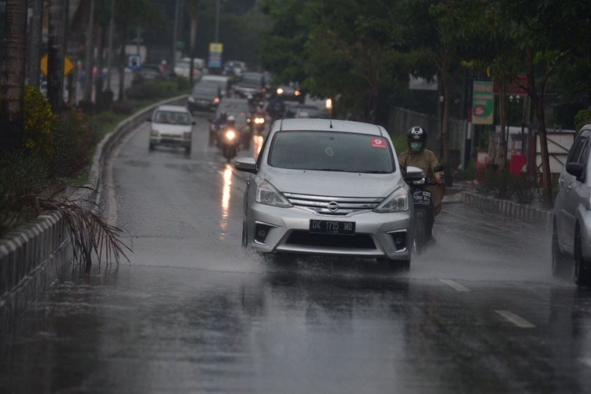 Di separuh perjalanan, peserta Tantangan 7 LIter Livina diguyur hujan lebat. 