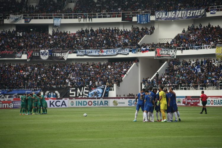 Laga PSIS Semarang vs Bhayangkara FC dalam perempat final Piala Presiden 2022 di Stadion Jatidiri, Semarang, pada Minggu (3/7/2022) sore WIB.