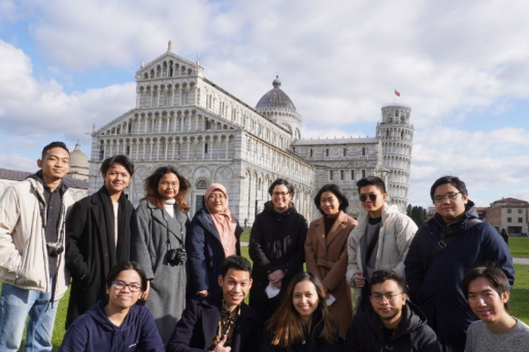 Mahasiswa dari ITS, Dyah Putri Nariswari (tiga dari kanan belakang) bersama teman-temannya saat mengikuti program IISMA di University of Pisa, Italia.