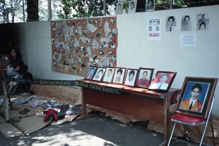 Para aktivis korban kekerasan Orde Baru mengingatkan akan korban yang hilang dan belum kembali dengan memamerkan photo-photo korban serta aksesorisnya pada 1999 silam.