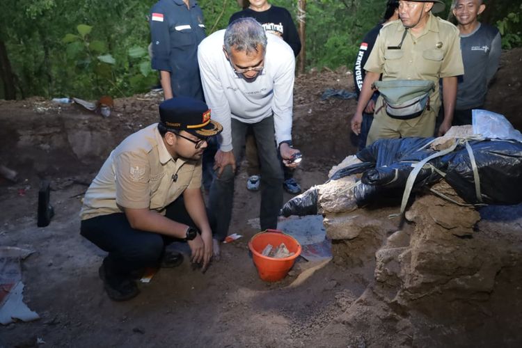 Wakil Bupati Nganjuk, Trihandy Cahyo Saputro (memakai topi), saat mengecek fosil stegodon yang tengah diekskavasi di di Hutan Tritik, Kecamatan Rejoso, Kabupaten Nganjuk, Jawa Timur, Selasa (21/10/2025) sore