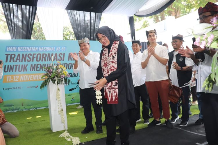 Bupati Banyuwangi Ipuk Fiestiandani saat membuka peringatan Hari Kesehatan Nasional (HKN) di Taman Blambangan, Sabtu (11/11/2023). 
