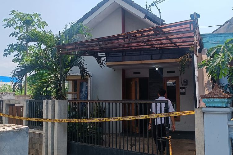 Polisi saat melakukan olah TKP di rumah korban yang ditemukan tewas satu keluarga di Desa Saptorenggo, Kecamatan Pakis, Kabupaten Malang, Selasa (12/12/2023).