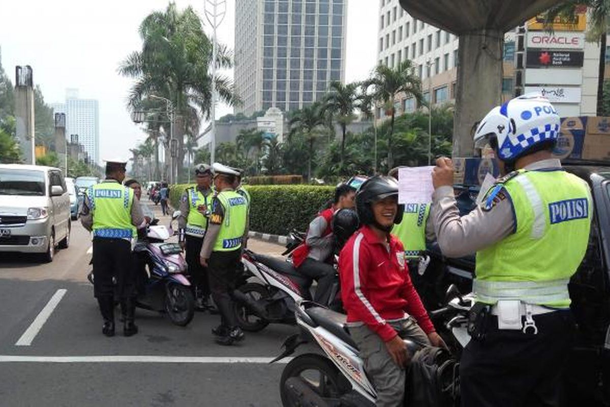 Jajaran aparat kepolisian dari Direktorat Lalu Lintas Polda Metro Jaya menggelar Operasi Patuh Jaya 2016 di Jalan Asia Afrika, Senayan, Jakarta pada Jumat (20/5/2016).