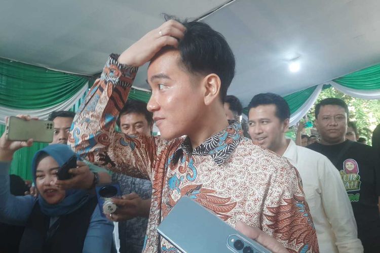 Wali Kota Solo Gibran Rakabuming Raka sowan ke kediaman Khofifah Indar Parawansa di Surabaya, Kamis (6/6/2024).