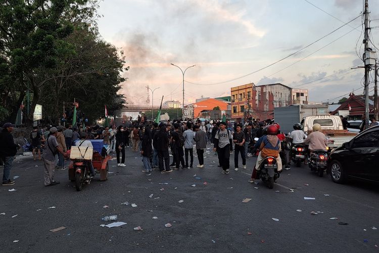 Mahasiswa yang telah diterima aspirasinya dan berangsur-angsur meninggalkan gedung DPRD Sulsel, Jalan Urip Sumiharjo, Kota Makassar, Sulsel, Jumat (23/8/2024).