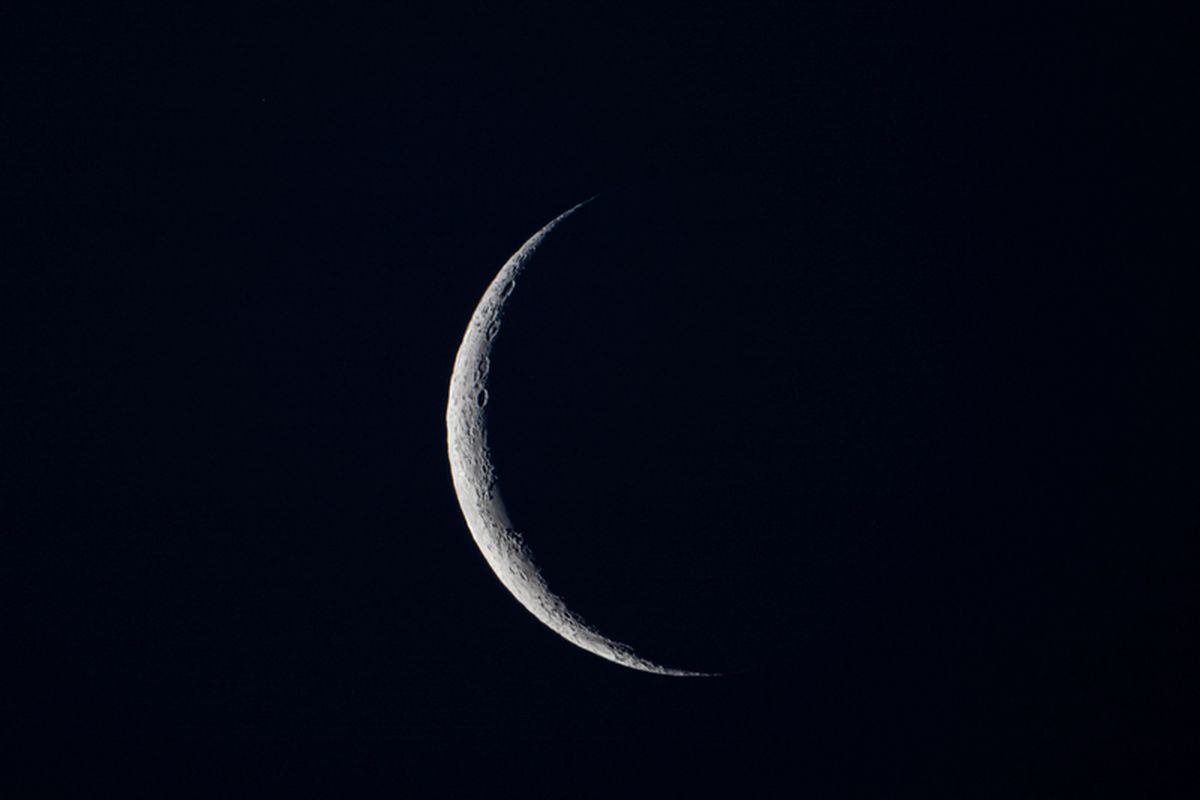 Ilustrasi hilal. Hilal adalah bulan sabit tipis yang dijadikan penentu awal bulan Ramadhan, maupun awal bulan dalam kalender Hijriyah.