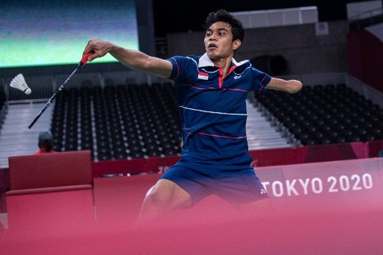 Atlet Indonesia, Suryo Nugroho, ketika menghadapi rekan senegaranya, Dheva Anrumusthi, pada laga Grup A badminton tunggal putra Standing Upper 5 (SU5) Paralimpiade Tokyo 2020, Rabu (1/9/2021).