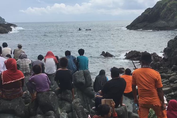 Tim Rescue Kantor Pencarian dan Pertolongan Mataram melanjutkan pencarian Selasa pagi (16/1/2018) di kawasan Pantai Telawas, Lombok Tengah. 