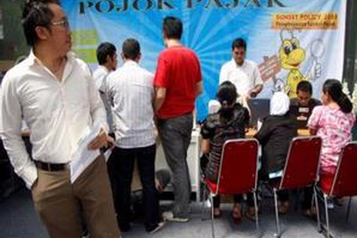 Antre mendaftar NPWP di Pojok Pajak Sunset Policy di JCC, Jakarta Pusat.