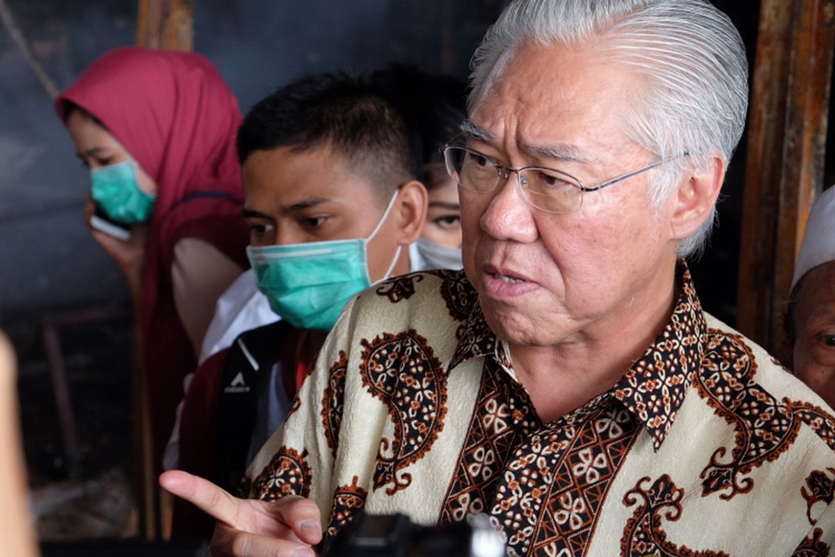 Menteri Perdagangan RI, Enggartiasto Lukita Menyambangi Lokasi Kebakaran yang Terjadi di Pasar Induk Kramat Jati, Jakarta Timur, Senin (12/6/2017).