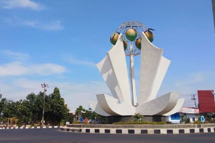 Tugu Mangga Indramayu, ikon Kabupaten Indramayu.