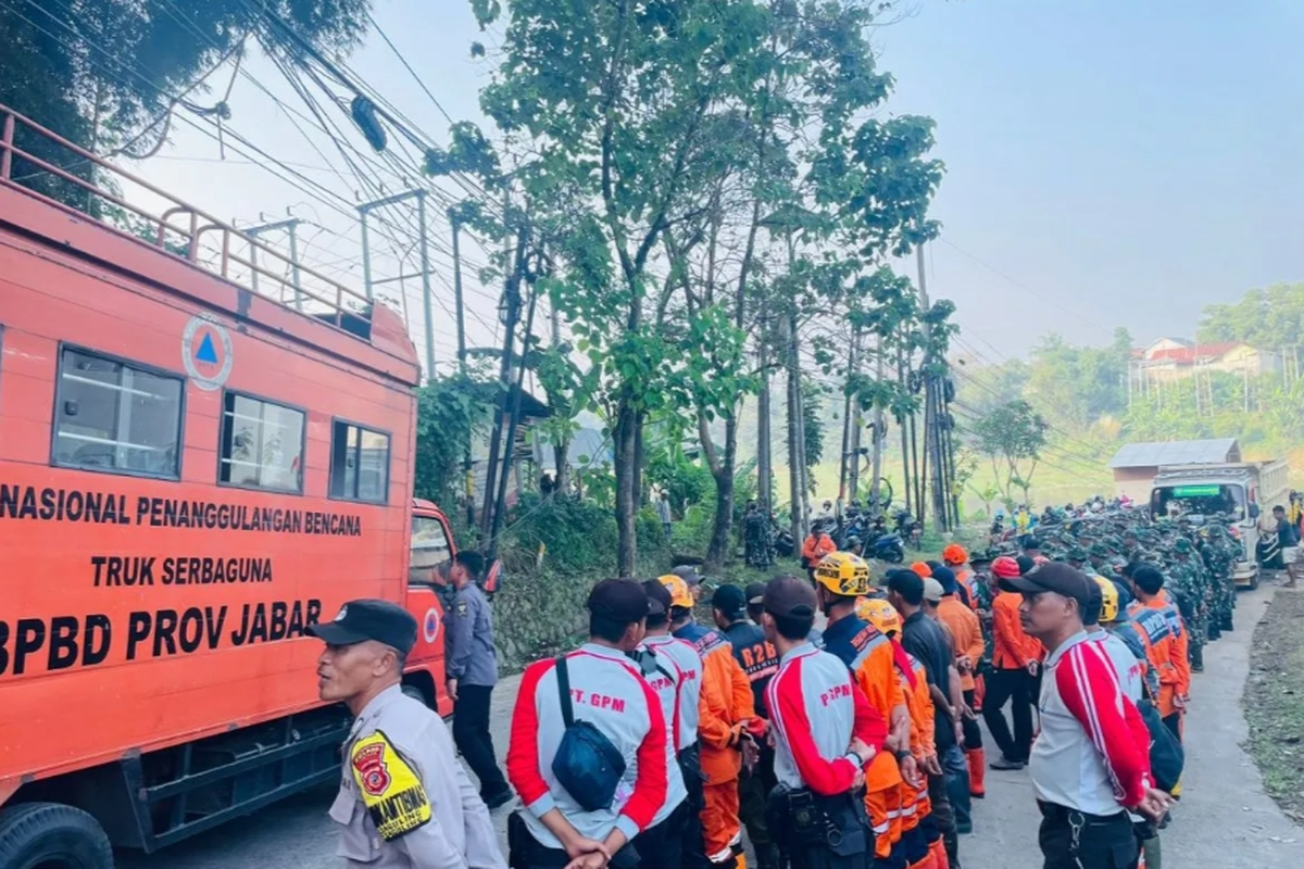 Personel Gabungan bersiap untuk membersihkan lautan sampah di aliran Citarum, Bandung Barat.