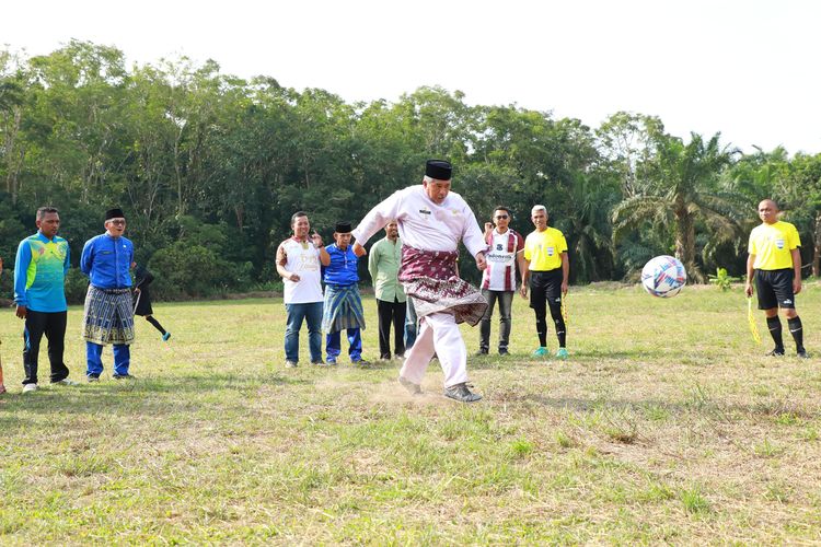 Bupati Siak, Alfedri saat membuka turnamen sepak bola di Stadion Mini Kampung Paluh, Kecamatan Mempura, Jum?at (30/8/2024).
