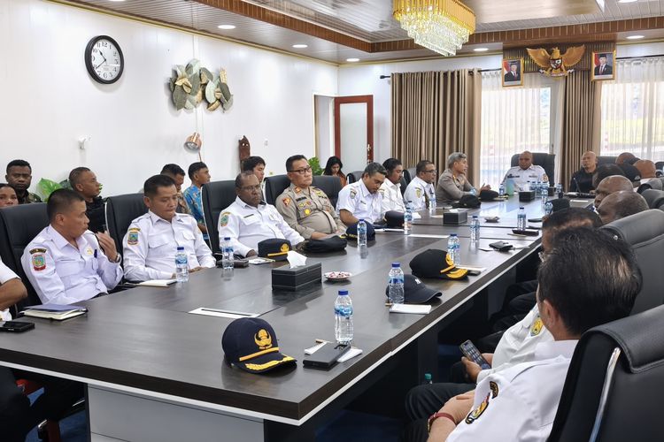 Kantor Pemerintah Puncak Dibakar, Bupati Jelaskan Soal Penurunan Dana Desa