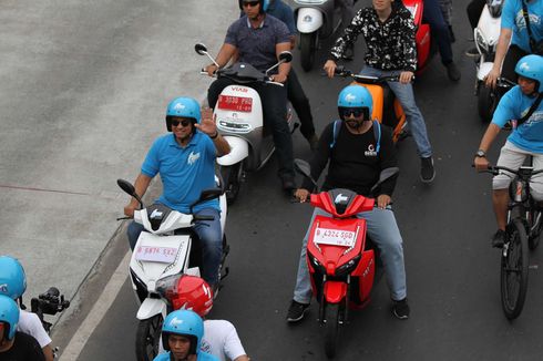 Konvoi 414 Kendaraan Listrik di Karnaval Jakarta Langit Biru Cetak Rekor MURI
