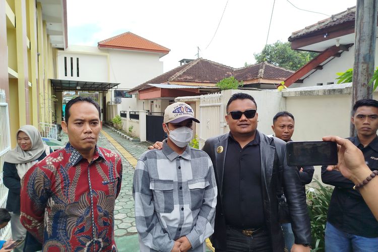 Ressa diapit para kuasa hukum saat bersiap mengikuti agenda mediasi melawan artis Denada yang diklaim sebagai ibunya.