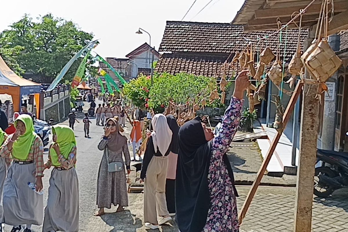 Warga Kampung Nahdatul Ulama NU Dukuh Njoso, Desa Turi, Kecamatan Panekan, Kabupaten Magetan, menggantung lebih dari 5.000 ketupat dan lepet dengan cara digantung tali di depan rumah masing masing. Tujuan kegiatan wisata ketupat adalah menjalin silaturohim dengan segenap warga baik dari sekitar Desa Turi bahkan dengan warga se Kabupaten Magetan.