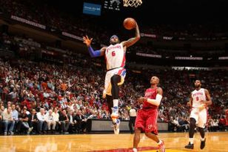 Pebasket Detroit Pistons, Josh Smith (6) melakukan dunk saat menghadapi Miami Heat, pada lanjutan kompetisi NBA di American Airlines Arena, Selasa (4/12/2013).