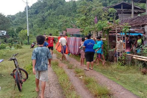 Ambulans Tak Bisa Masuk, Warga Kritis di Mamuju Harus Ditandu Sejauh 1 Km dan Naik Perahu 7 Km untuk Berobat