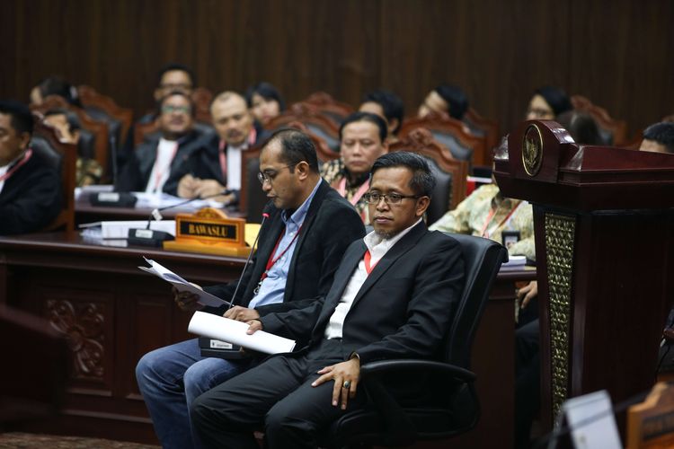 Saksi ahli tim kuasa hukum pasangan capres-cawapres nomor urut 01 Joko Widodo-Maruf Amin, Edward Omar Sharif Hiariej (kiri) dan Heru Widodo saat sidang lanjutan sengketa pilpres 2019 di Mahkamah Konstitusi, Jakarta, Jumat (21/6/2019). Sidang tersebut beragendakan mendengar keterangan saksi dan ahli dari pihak terkait yakni paslon nomor urut 01 Joko Widodo - Maruf Amin.