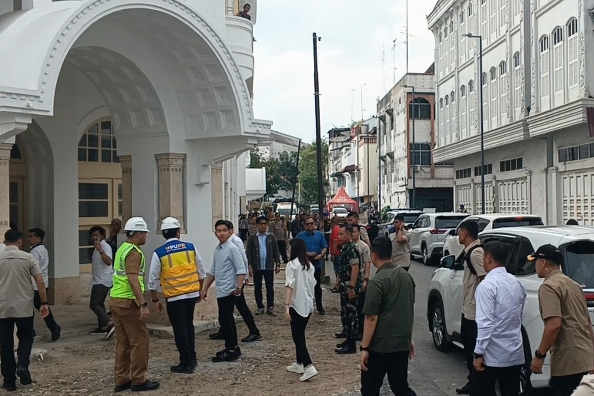 Wakil Presiden Gibran Rakabuming Raka saat meninjau Gedung Warenhuis di Kota Medan, Senin (23/12/2024) 