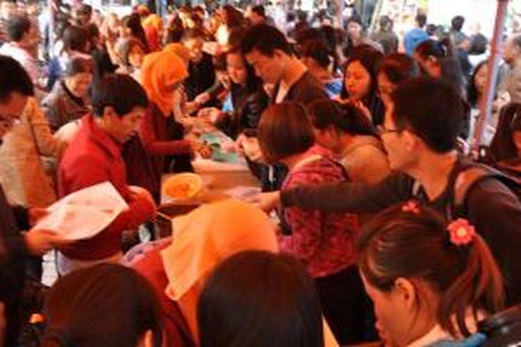 Ragam masakan Indonesia dalam acara Indonesia Food Festival di Nanchang University, China, Sabtu (16/11/2013), dipadati para pengunjung.