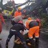 Odong-odong Ringsek Tertimpa Pohon Tumbang di Tasikmalaya, Sopir Terluka Parah 