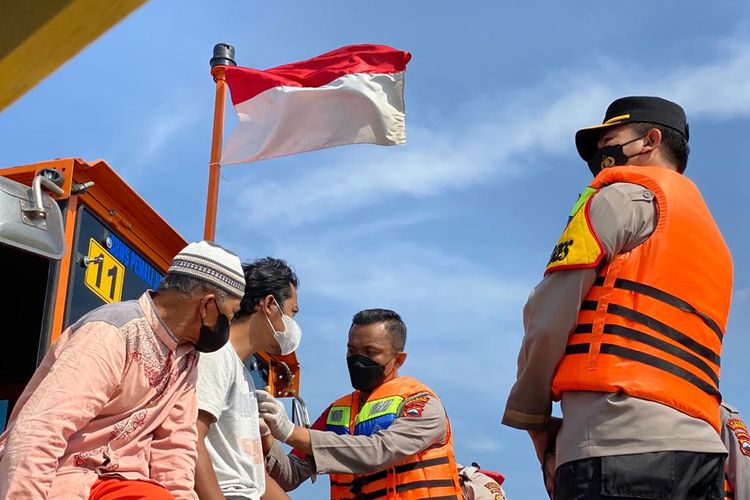 Petugas kesehatan dari Polres Semarang melakukan vaksinasi di tengah Rawa Pening
