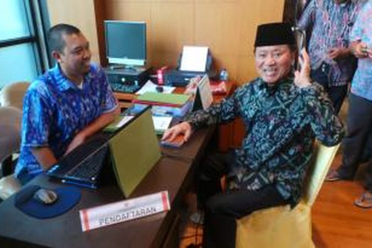 Menteri Hukum dan Hak Asasi Manusia Amir Syamsuddin saat mengunjungi meja pendaftaran calon pimpinan KPK, Jumat (22/8/2014)
