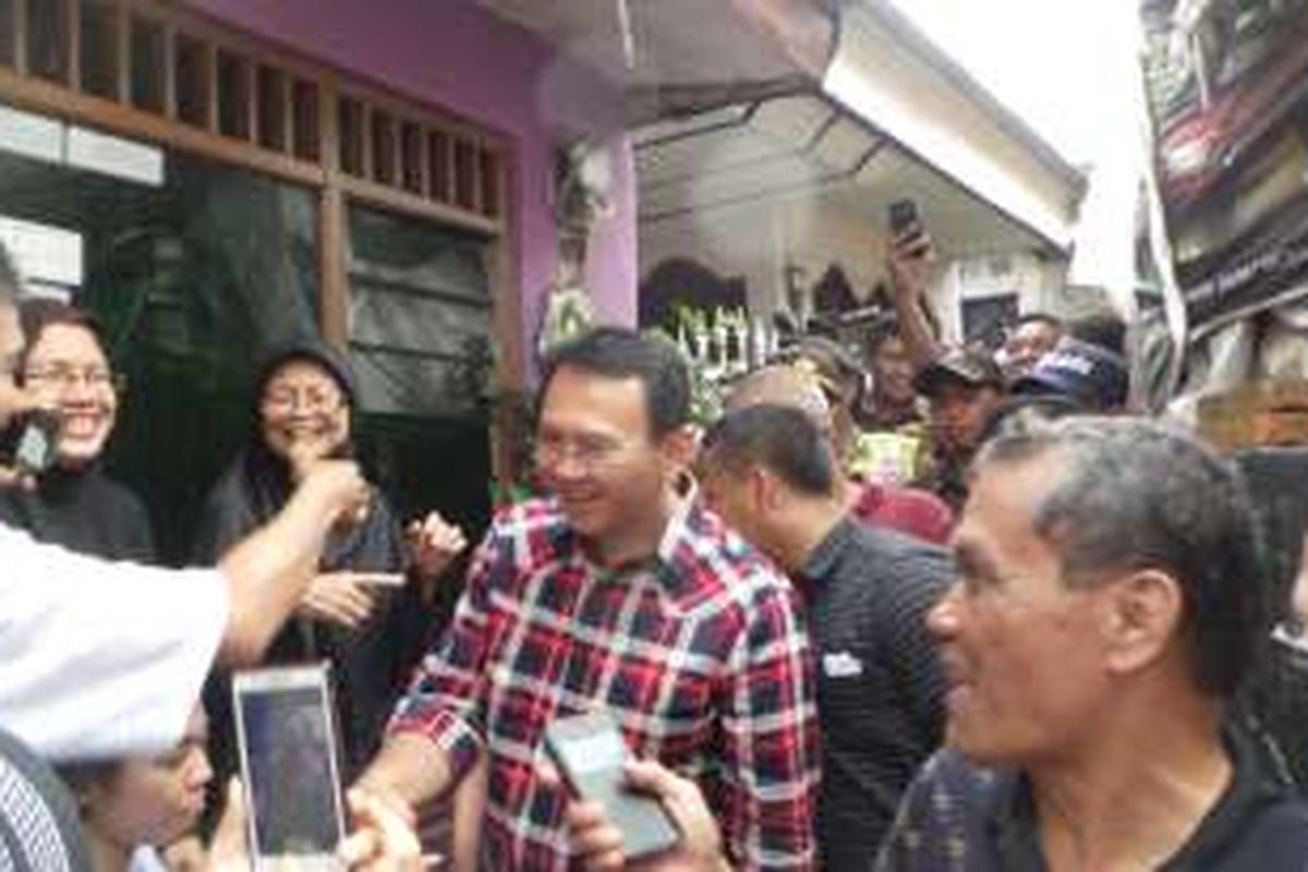 Calon gubernur DKI Jakarta Basuki Tjahaja Purnama atau Ahok saat berkampanye di Ciracas, Jakarta Timur, Selasa (15/11/2016).