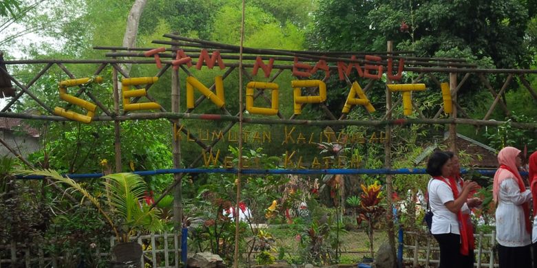Taman bambu Senopati di tepi Sungai Pandes Desa Kalitengah, Kecamatan Wedi, Kabupaten Klaten, Jawa Tengah, Kamis (8/11/2018).