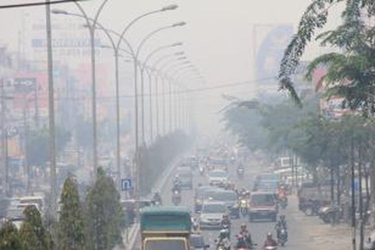 Kabut asap yang menyelimuti Kota Pekanbaru semakin pekat, Selasa (18/2/2014). Pada hari ini, jumlah titik api di Riau yang berhasil dideteksi satelit Terra dan Aqua mencapai 241 titik api. 