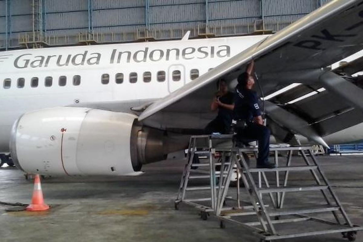 Kru Garuda Indonesia Melakukan Pengecekkan Pesawat di Hanggar 2 Garuda Maintenance Facilities (GMF), Bandara Soekarno Hatta, Cengkareng