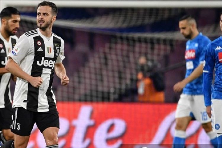 Gelandang Juventus, Miralem Pjanic, berselebrasi setelah mencetak gol pada laga melawan Napoli di Seria Italia, Minggu 3 Maret 2019.