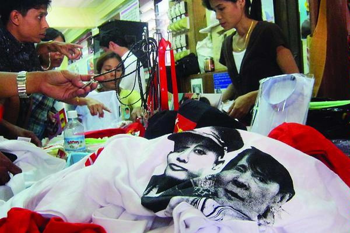 Sukarelawan dan aktivis Partai Liga Nasional untuk Demokrasi (NLD) menjual beragam cendera mata yang terkait tokoh perlawanan sekaligus simbol demokrasi Myanmar, Aung San Suu Kyi, di Markas Besar NLD, pusat kota Yangon, Myanmar, Kamis (29/3).