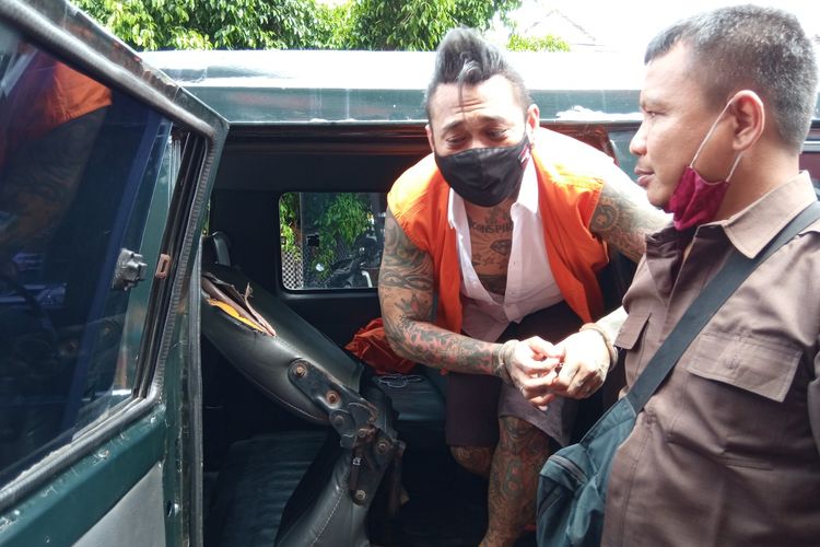 Jerinx turun dari mobil tahanan di Lapas Kerobokan, Senin (30/11/2020).